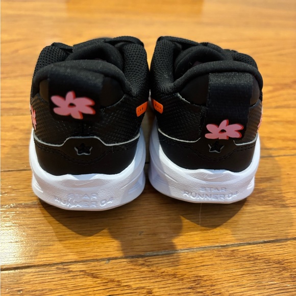 Nike Black and Pink Sneakers NWOT - Picture 5 of 6